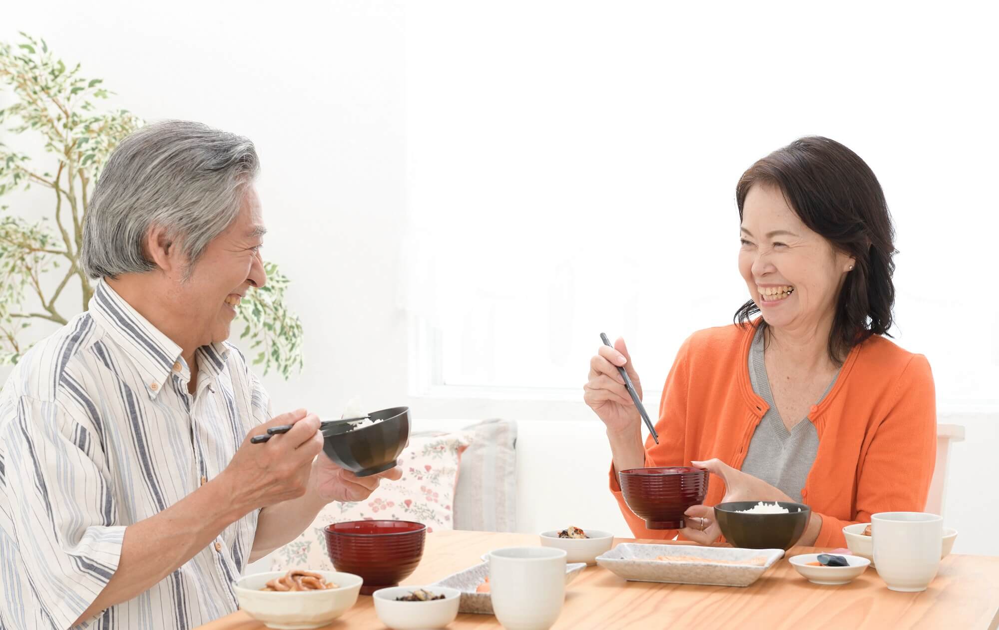 はぴたくの料理を味わう夫婦