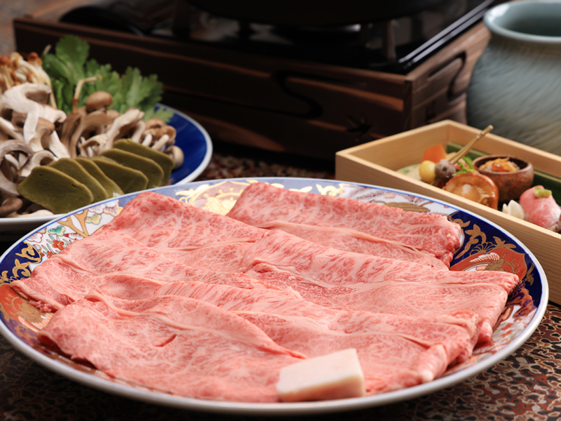 すき焼き＋通常の前菜の画像